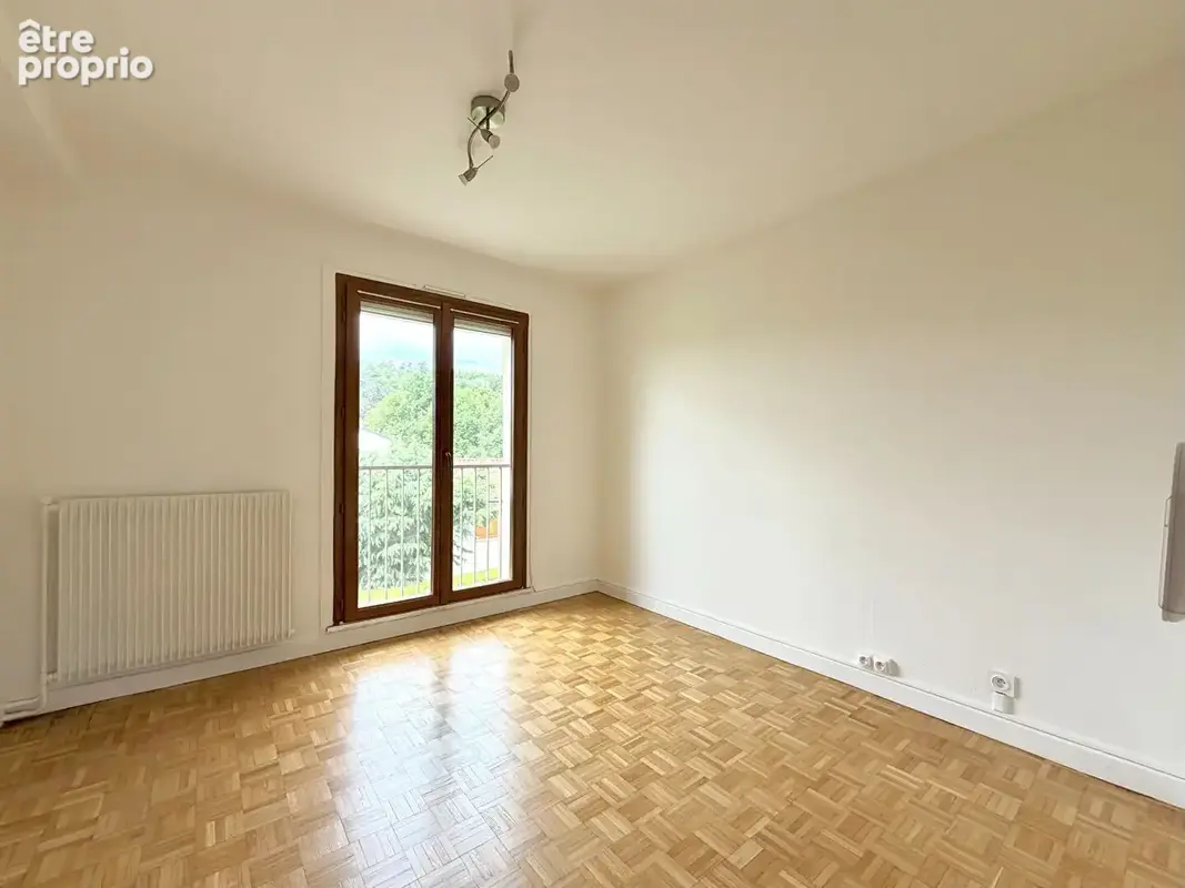 Dernier étage T3 lumineux avec grand balcon, garage et 2 parkings - photo 4