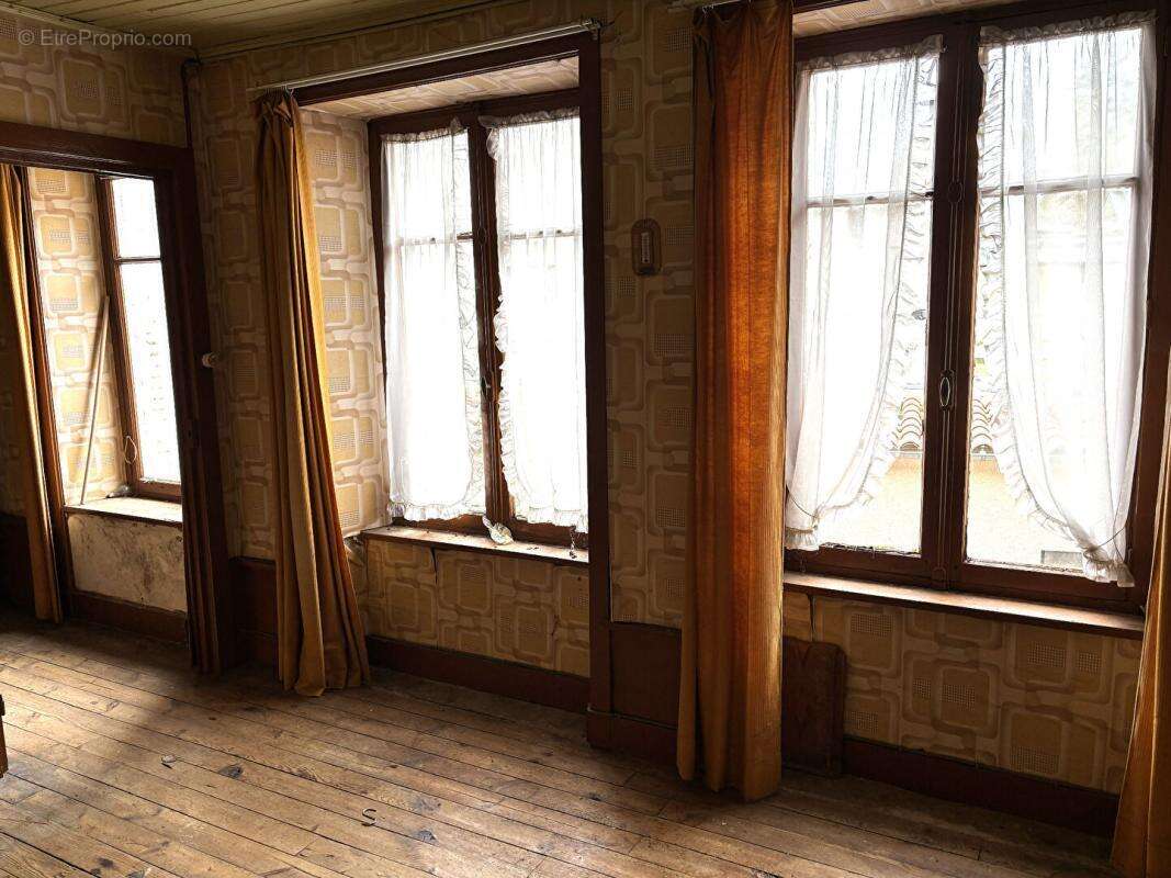 Saint Anthème  63660 immeuble sur trois niveaux plus combles 180 m² - photo 6