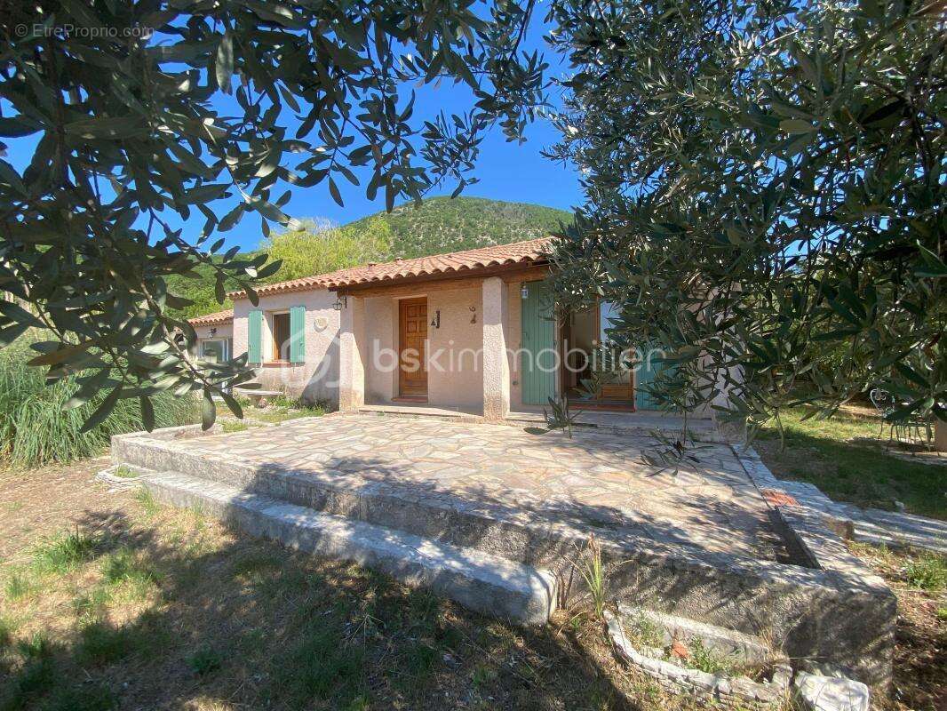 Jolie maison provençale de plain-pied lumineuse avec cheminée - 4 chambres avec garage aménagé et terrain en restanque clôturé d - photo 9