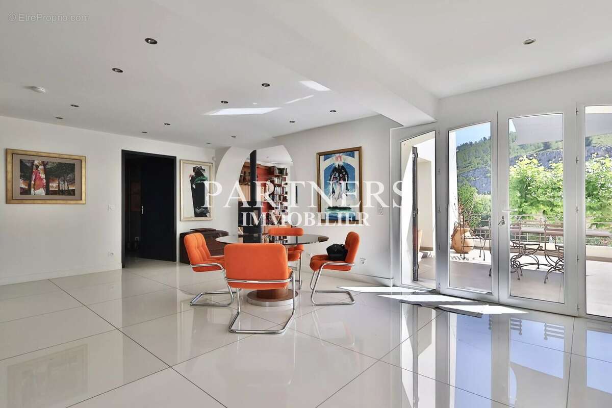 Maison 357 m² à La Destrousse  - photo 6
