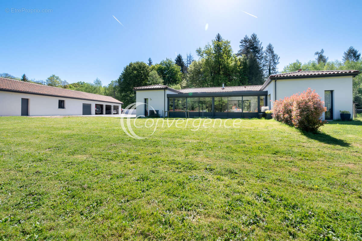 Maison récente de plain-pied   226 m2 - 5 chambres, garages. - photo 16