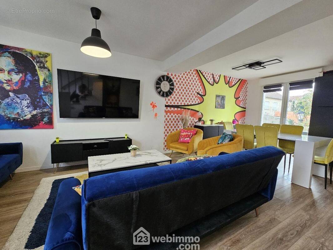 Dès l?entrée, place à un bel espace de vie lumineux et chaleureux, idéal pour se retrouver en famille ou entre amis - Maison à TINQUEUX