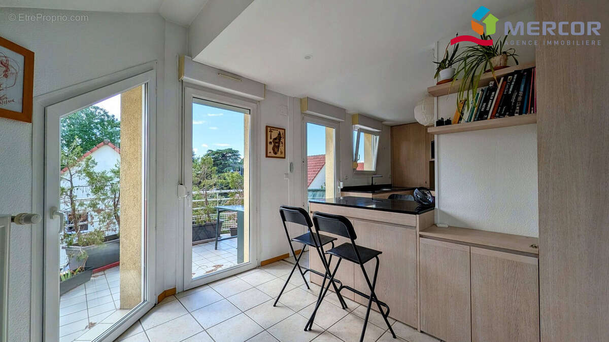 Cuisine ouverte avec balcon