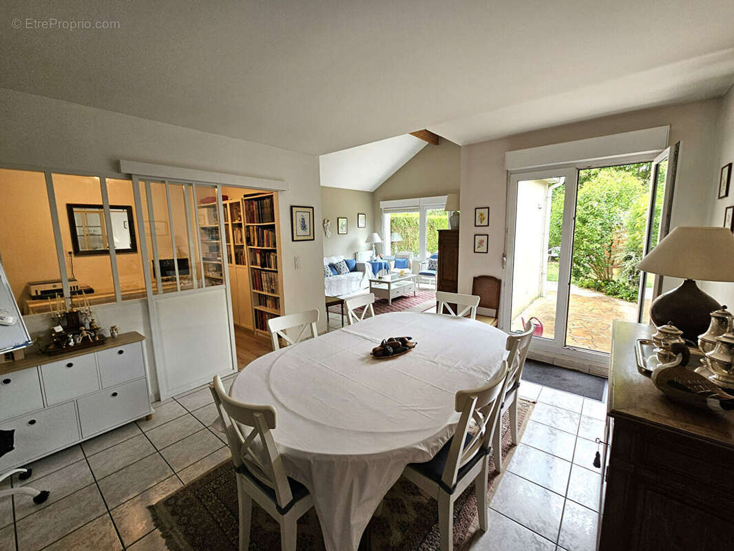 Maison à VOISINS-LE-BRETONNEUX