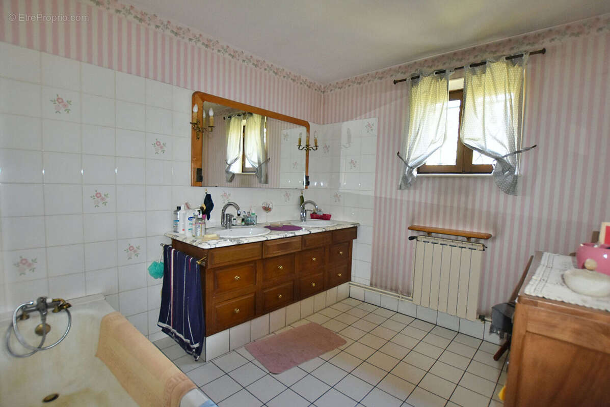 Maison à COMMELLE-VERNAY