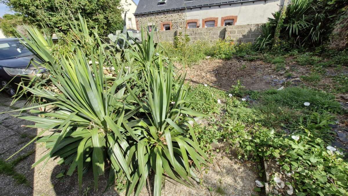 Maison de bourg en pierre avec jardin intime et stationnemen - photo 2