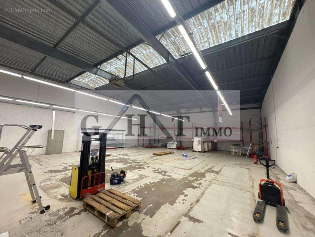 Commerce à VAUX-LE-PENIL