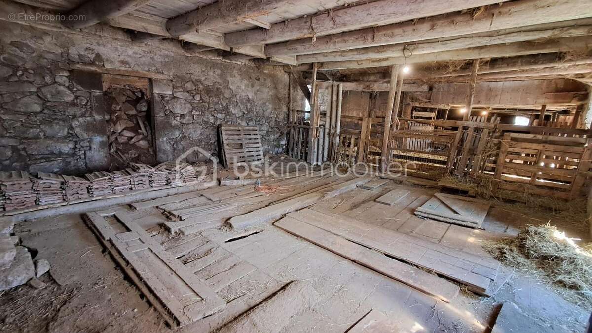 Corps de ferme à rénover sur la commune de Chalinargues - photo 7
