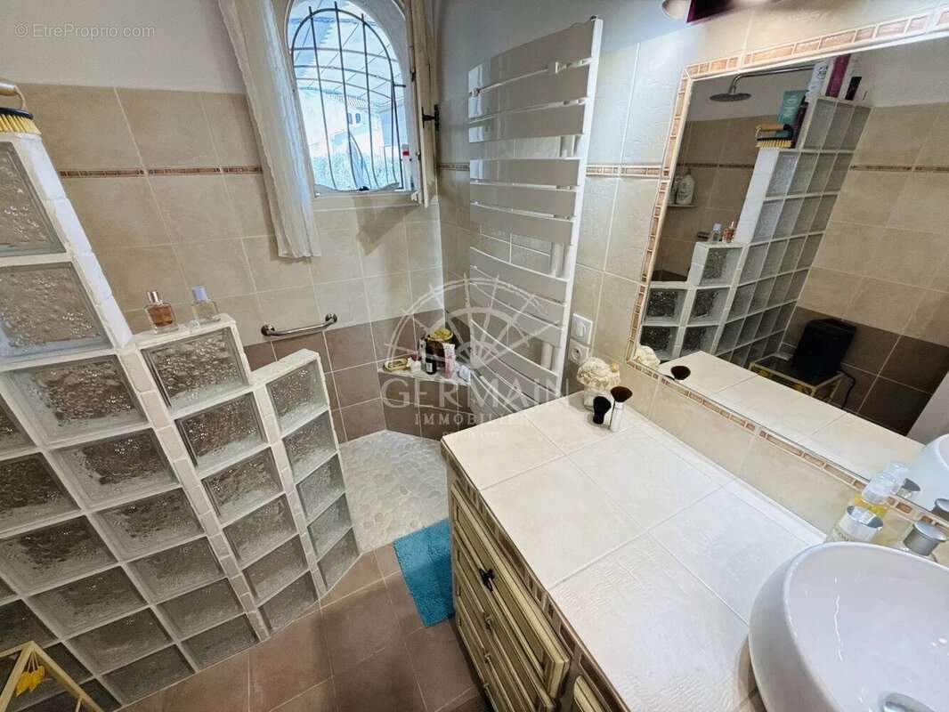L'Isle-sur-la-Sorgue, à vendre en EXCLUSIVITÉ, maison de plain-pied avec piscine et garage sur 1000 m² de terrain. - photo 9