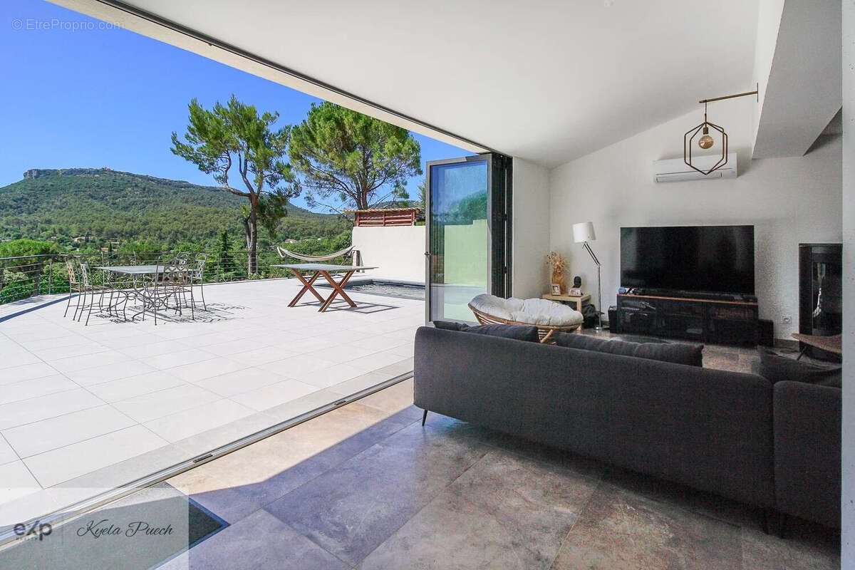 Kyela Puech, exp Luxury présente villa rénovée, trois chambres, grande cuisine, vue imprenable, possibilité d'agrandir, climatisation réversible, piscine et jardin  - Maison à TOURVES