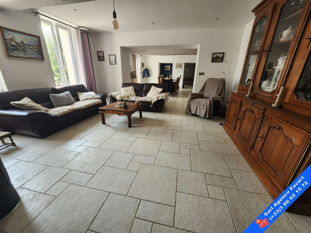 Jolie maison rénovée avec grand jardin, maison d'amis et garage. - photo 3