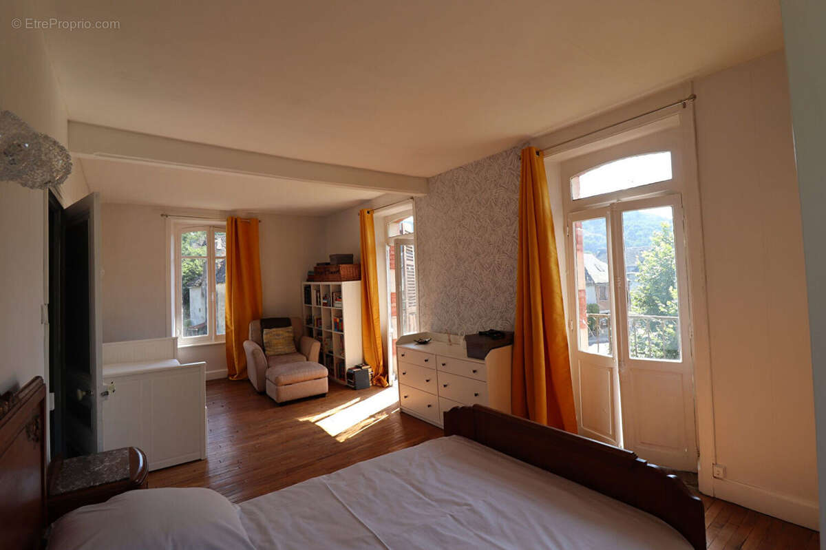 CORREZE. ST CHAMANT. Magnifique grande maison en pierre avec 5 chambres, dépendance et jardin de 3112m2. - photo 16
