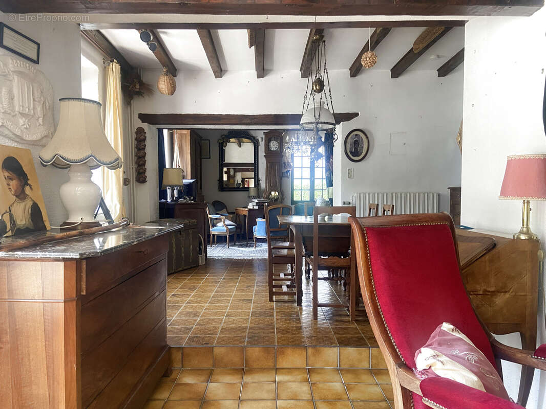 Maison de caractère avec dépendances sur un terrain paysagé de 1 146 m2 - photo 9