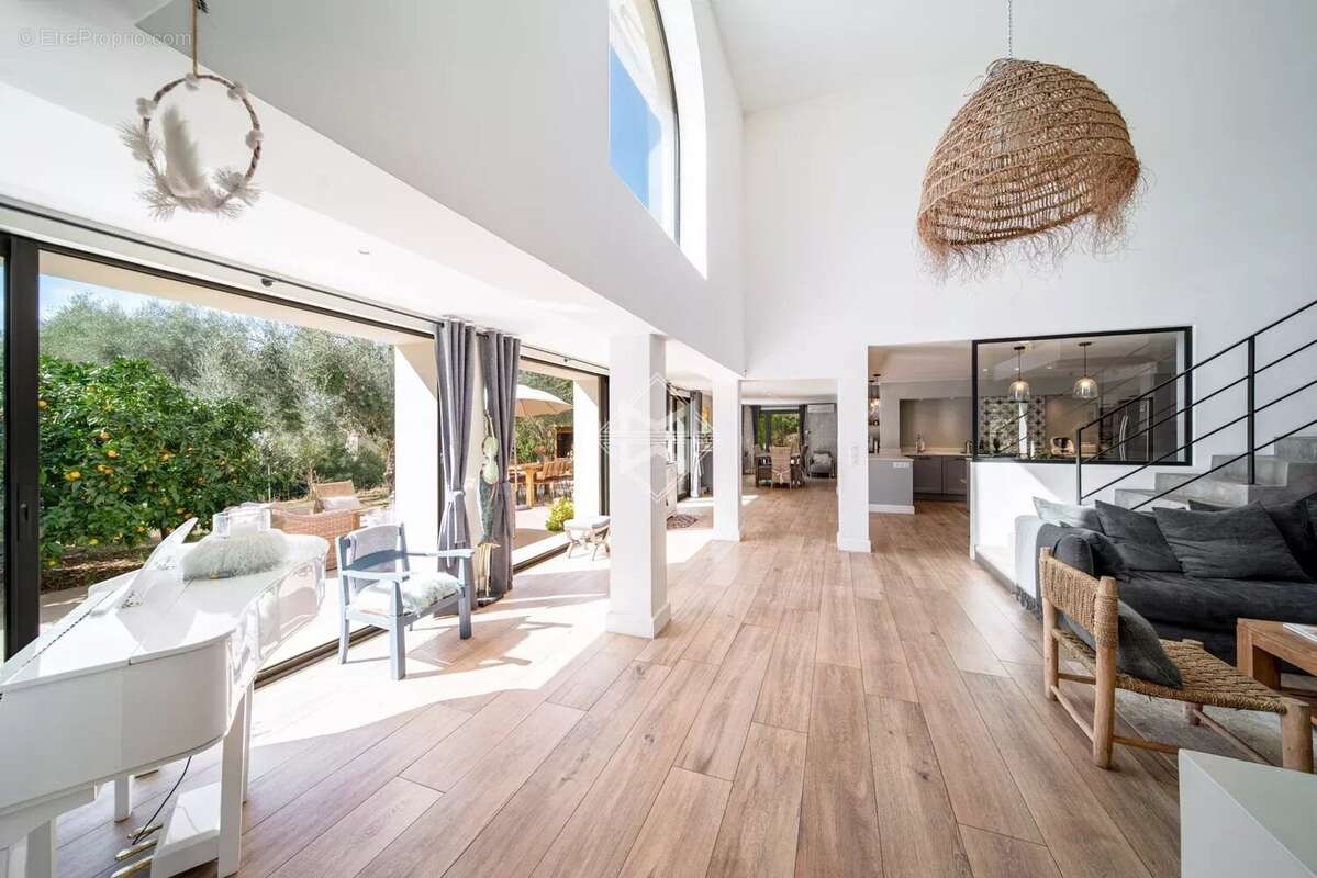 Maison à ROQUEFORT-LES-PINS