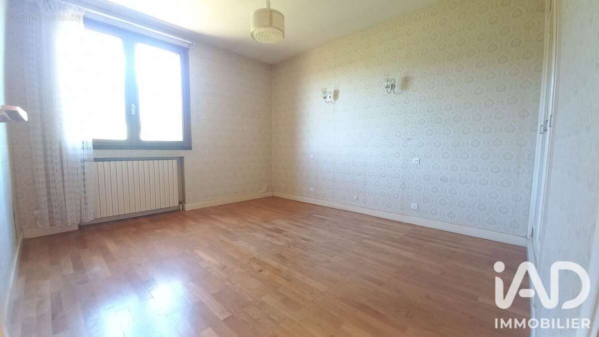 Maison 104 m² à Saint-Julien-Molin-Molette  - photo 7