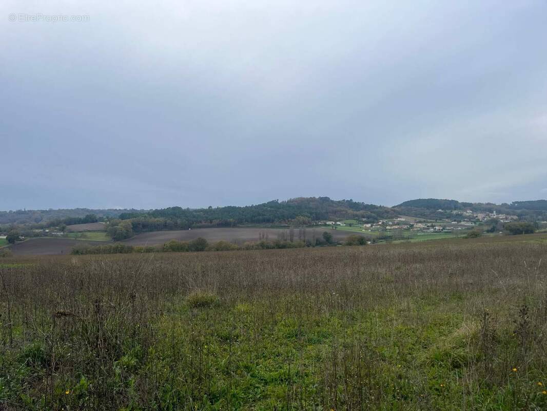 Terrain à LEGUILLAC-DE-L'AUCHE