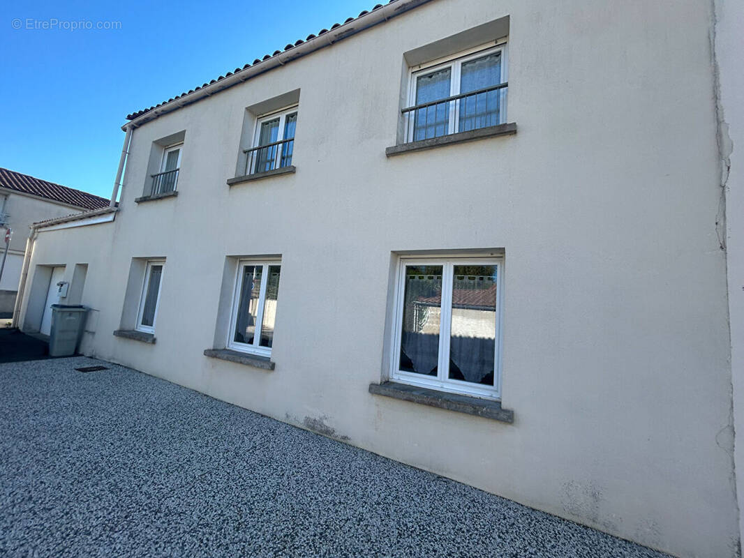 Maison à SAINT-LAURENT-DE-LA-PREE