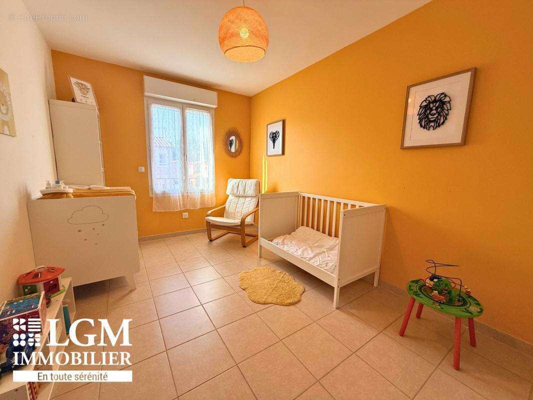 Marignane  Maison 5 pièces sur 185 m2 de parcelle - photo 12