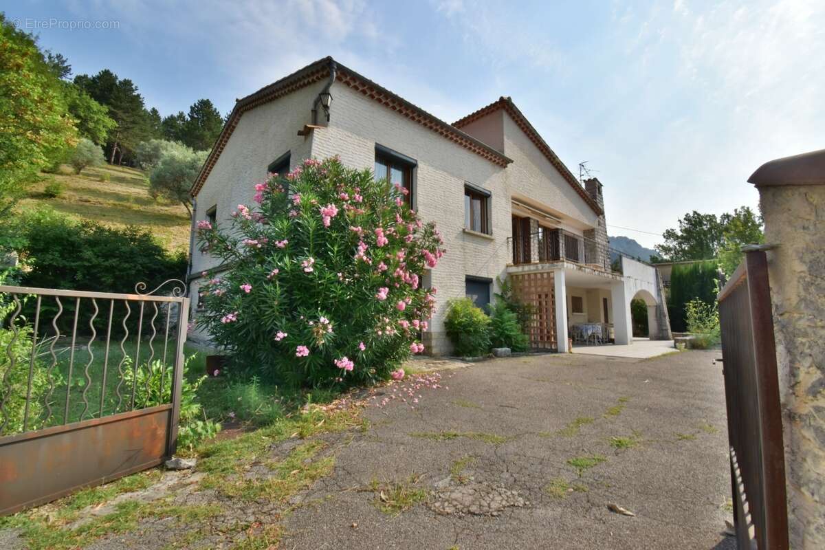  À VENDRE – Grande villa avec terrain boisé avec une olivette à Sisteron - photo 3