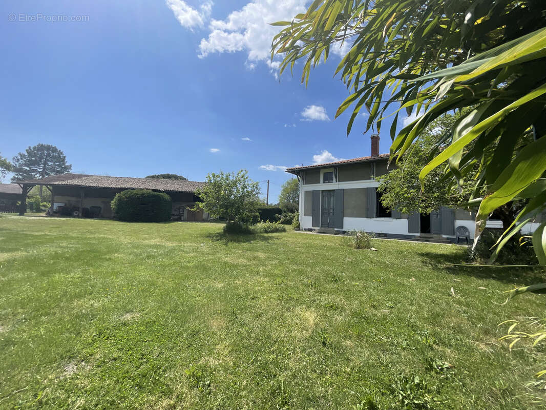 Maison ancienne sur un parc de 18 000 m2 - photo 2