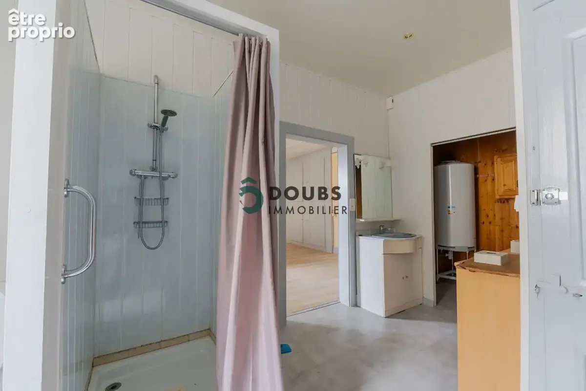 Appartement de 150 m² et 150 m² de combles aménageables - 4 pieces à orchamps-vennes - photo 12