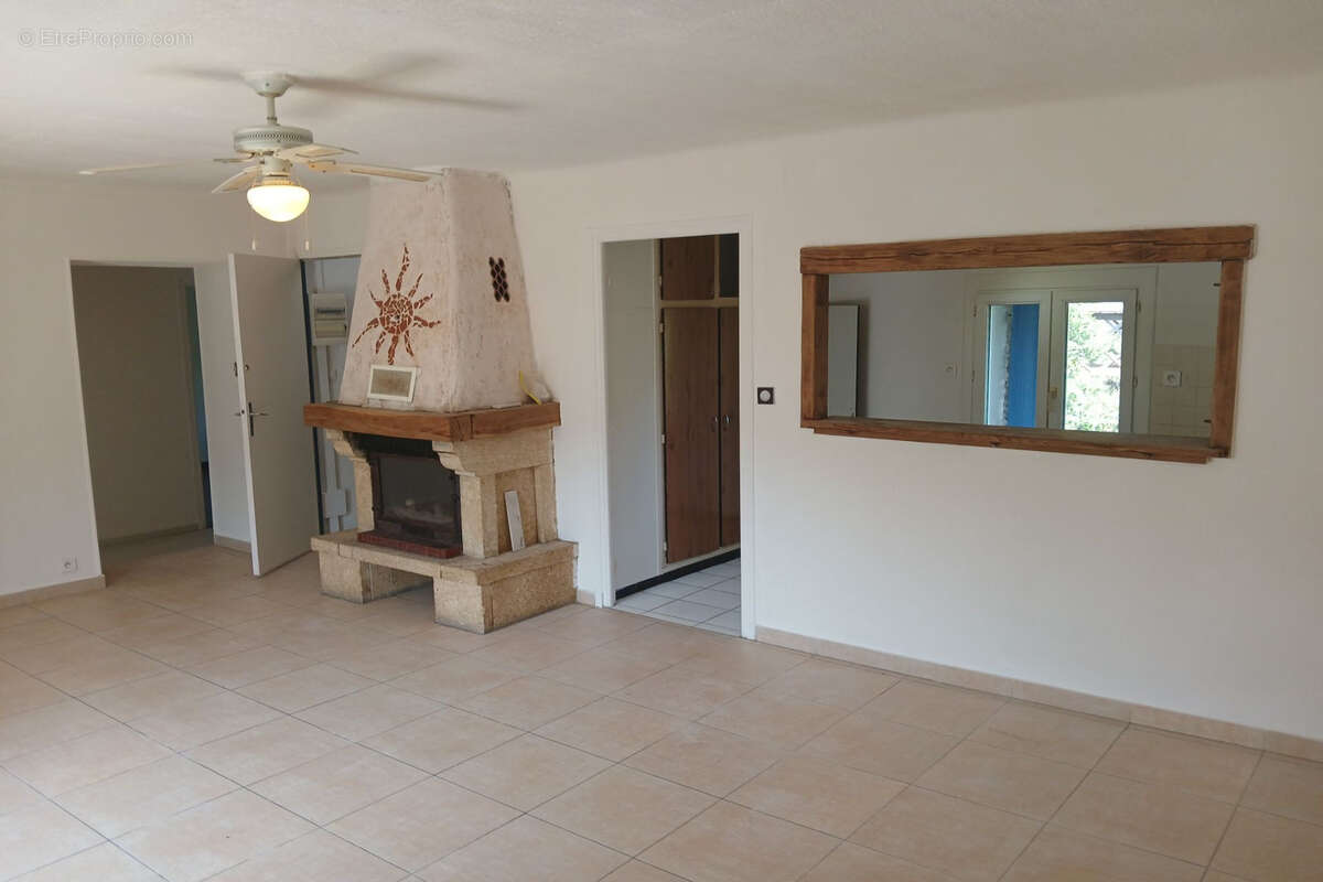 Appartement à REYNES