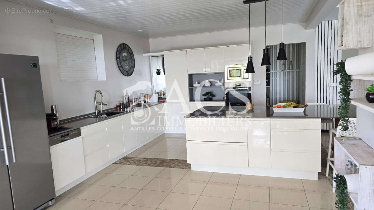 **À vendre : Superbe villa rénovée avec vue mer et campagne   Le Marin** - photo 2