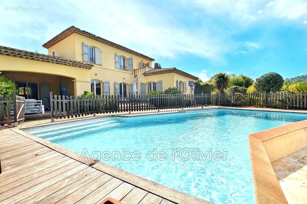 Maison à CHATEAUNEUF-GRASSE