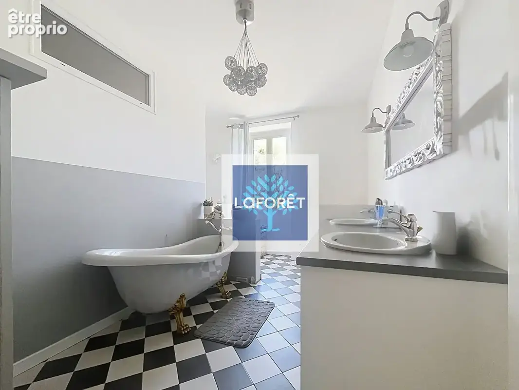 Maison en pierre  de 230 m² avec piscine et dépendances - photo 9