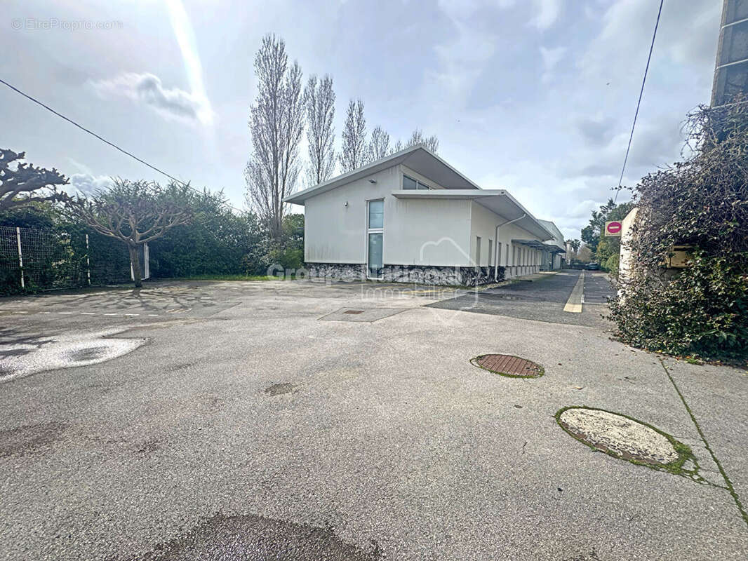 À vendre - bâtiment professionnel 750 m² - périphérie de lunel - photo 2