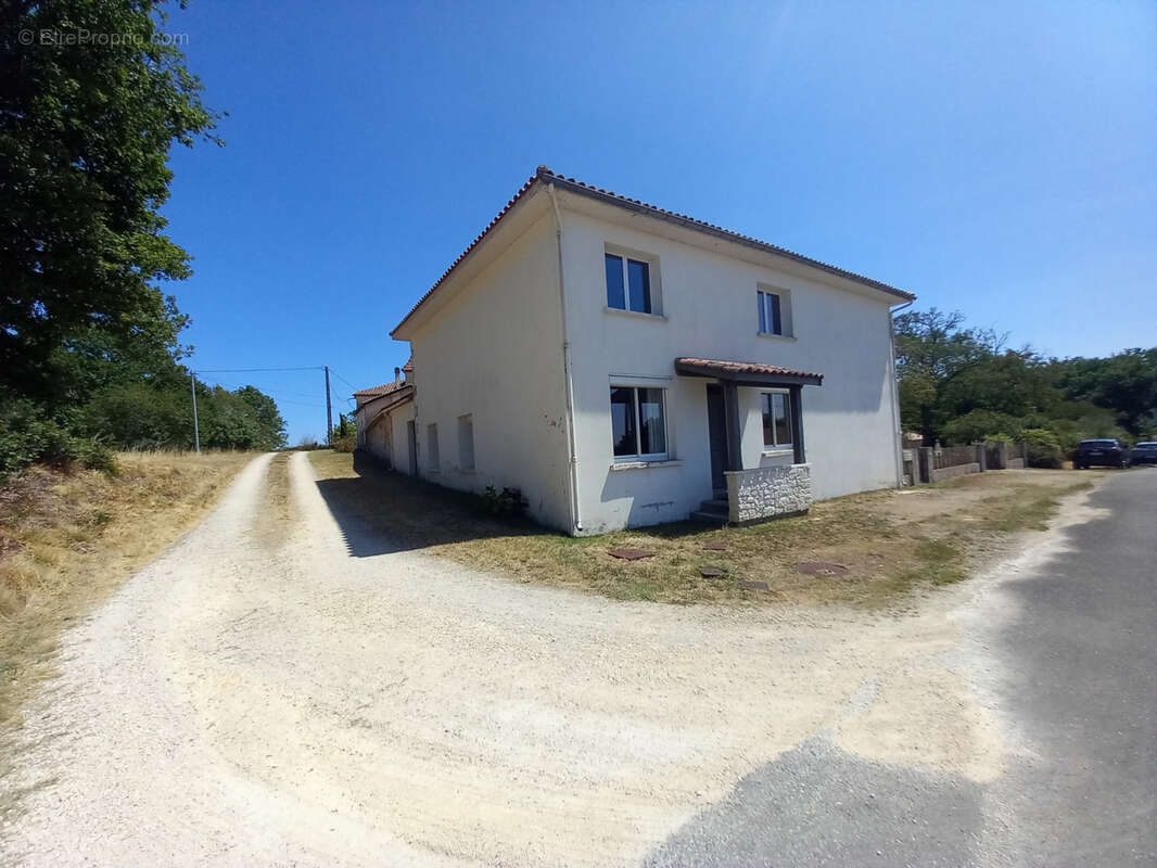 Ensemble immobilier de caractere avec deux habitations - photo 5