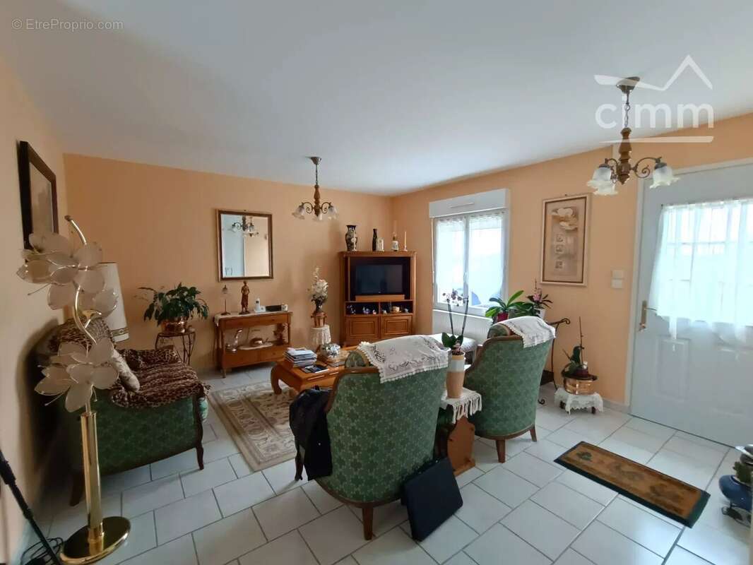 Maison à LA CHAPELLE-MONTMARTIN