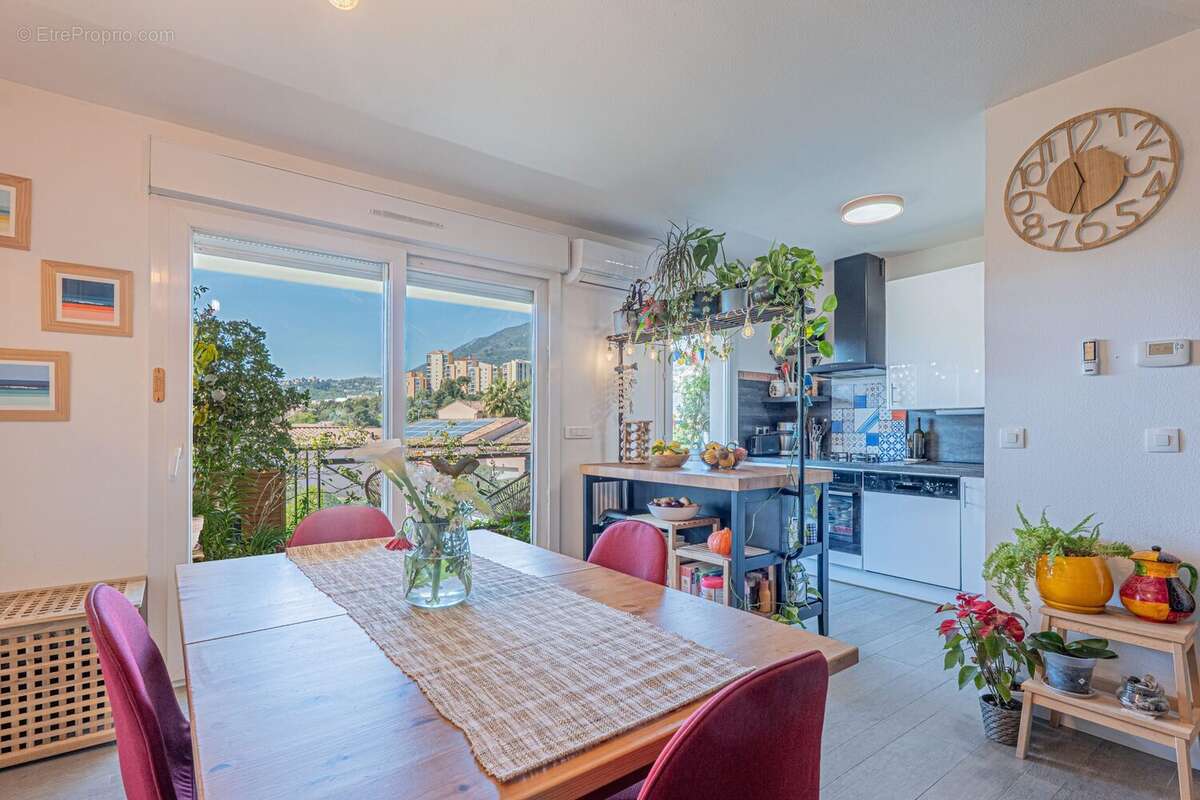 Appartement à CARROS