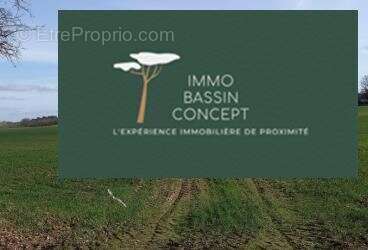 Terrain à CARCARES-SAINTE-CROIX