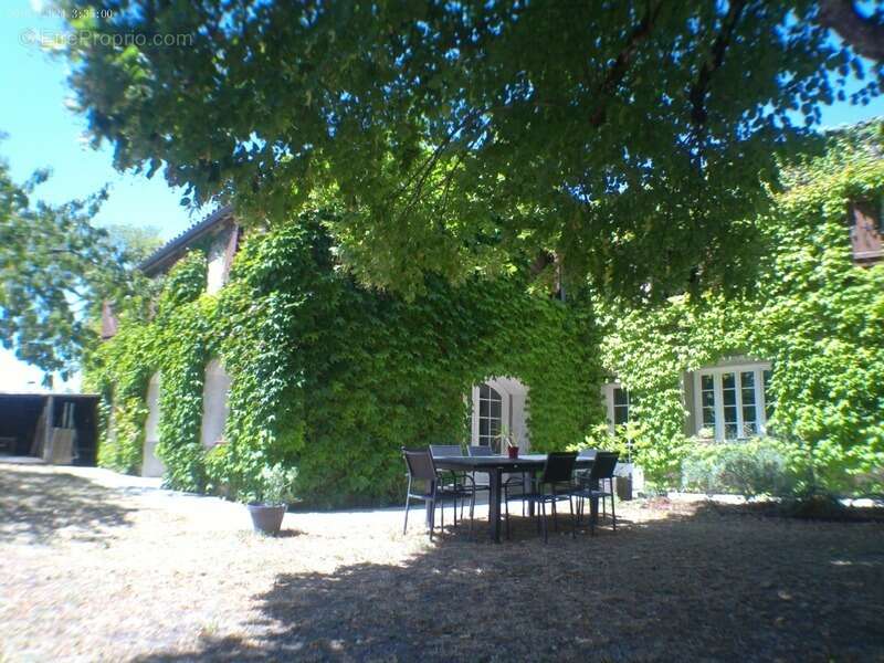 CHATEAUBERNARD A Vendre Maison 8 Pièces avec Studio 2 Pièces - photo 3