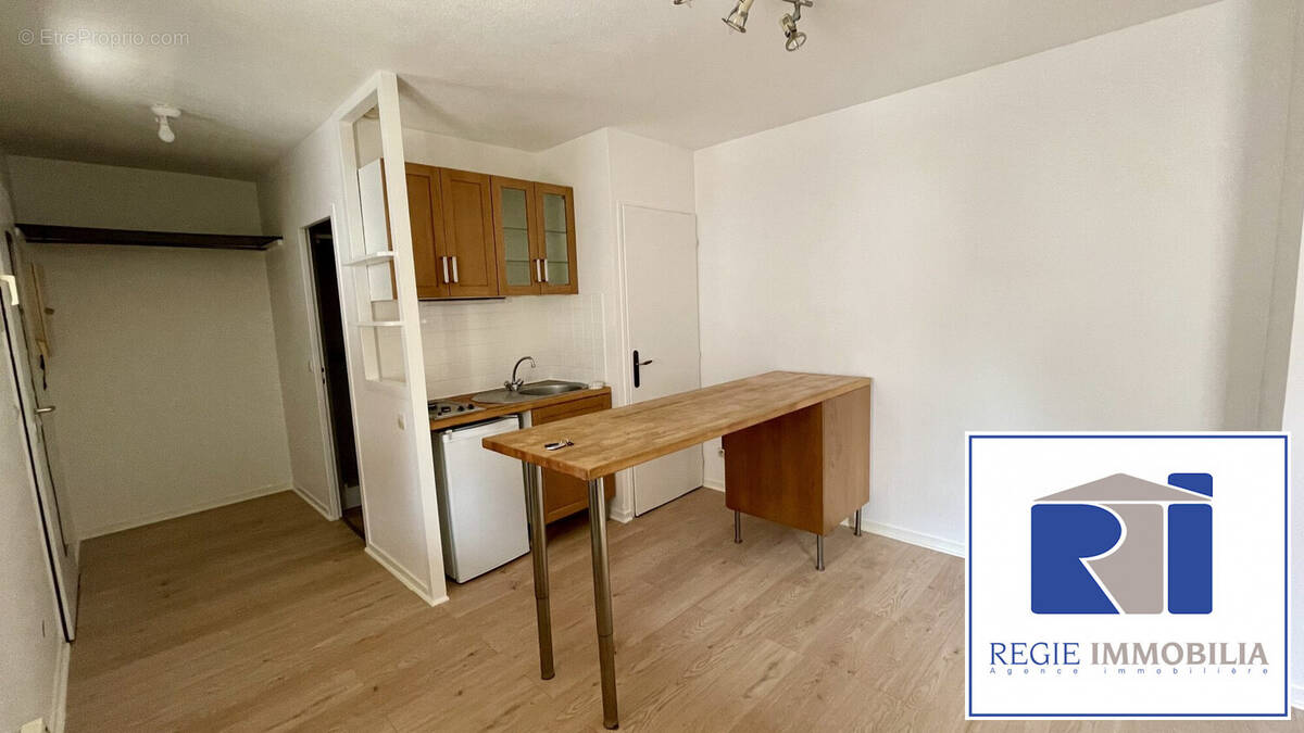 PIèce de vie avec kitchenette  - Appartement à GRENOBLE