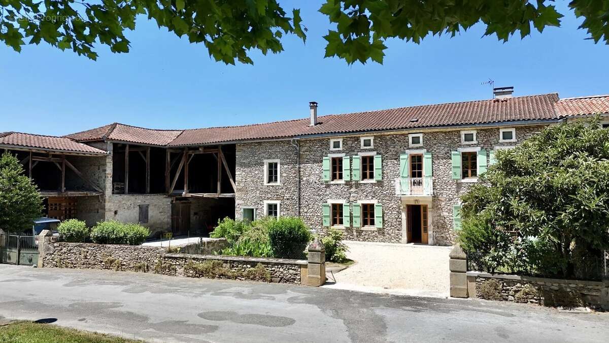 Maison en pierre de caractère 250 m² + corps de ferme 551 m² et maison annexe à rénover – Volumes, lumière & authenticité - photo 2