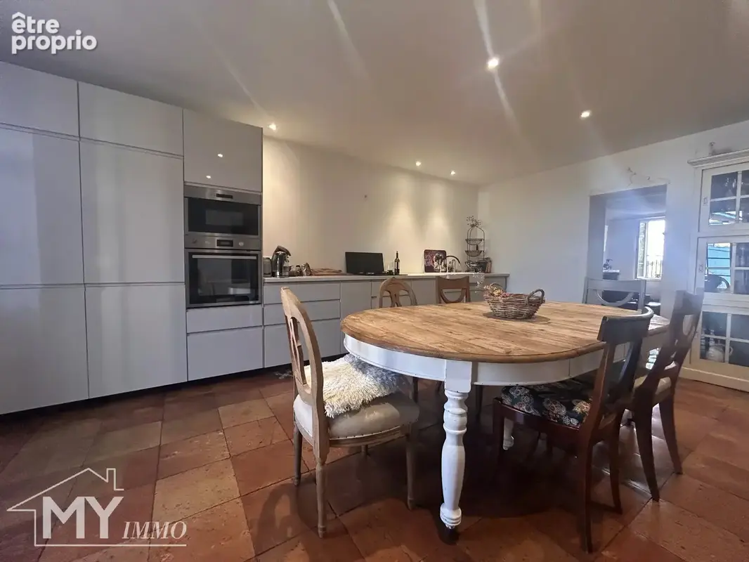 Élégante maison bourgeoise en pierre avec deux granges - photo 5