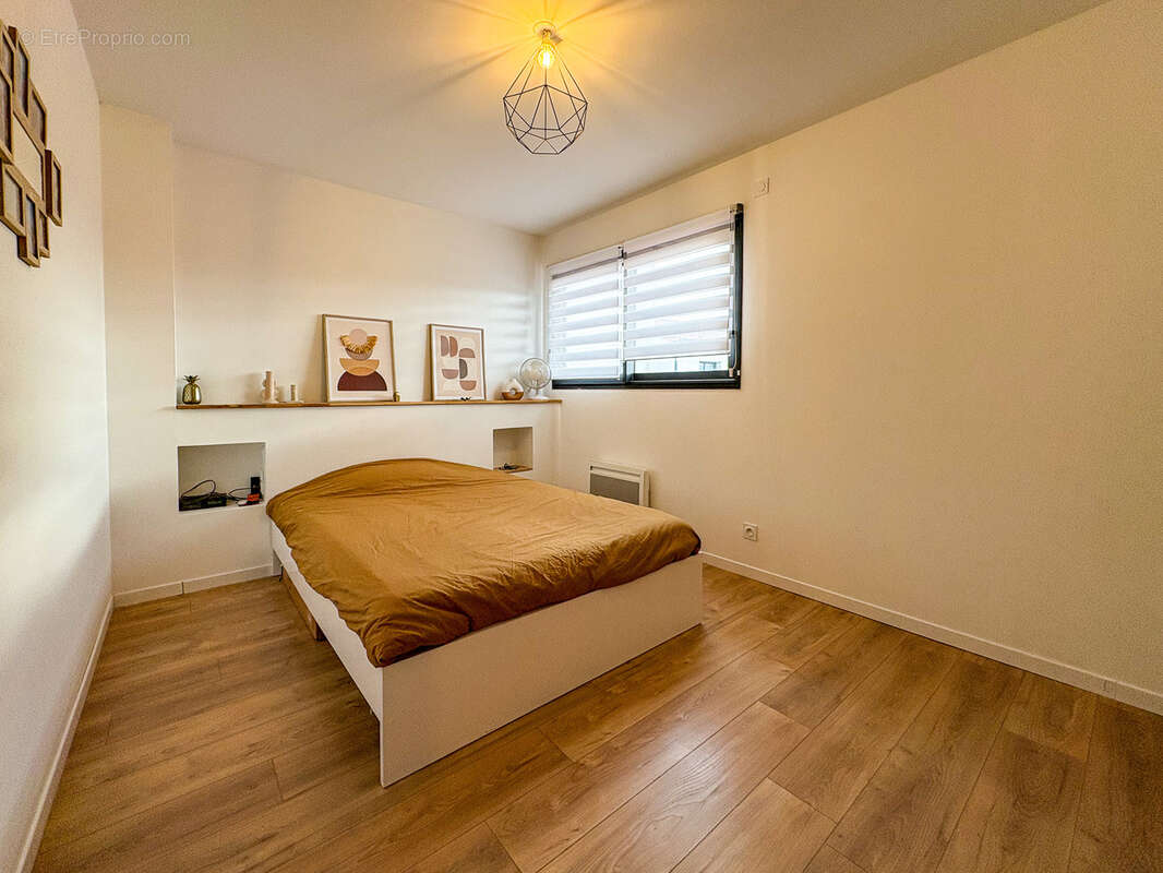 Maison à LES MARTRES-D'ARTIERE