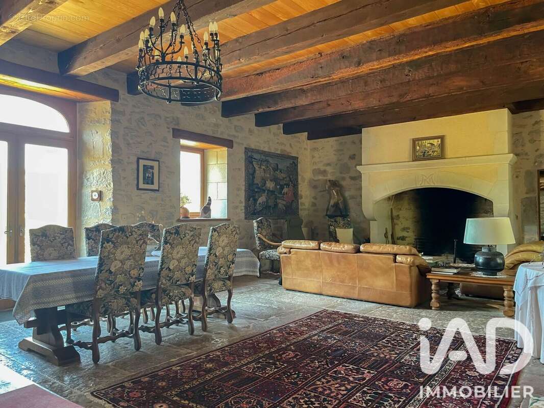 377 m² à Ambeyrac  - photo 3