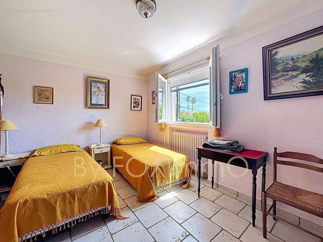Antibes – Villa apercu mer, beaucoup charme avec potentiel,calme absolu, proche des commodités, jardin plat piscine. - photo 14