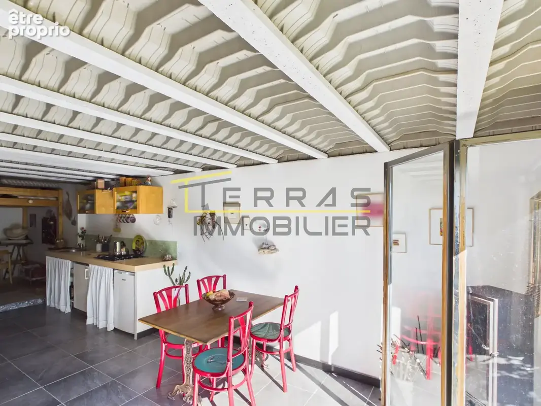 Atypique maison de ville avec jardin, garage et deux accès indépendants au coeur de l'Enclave des papes. - photo 8