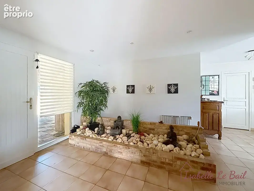 Laille - maison d'architecte  - 235 m² -piscine couverte - parcelle a batir - photo 4