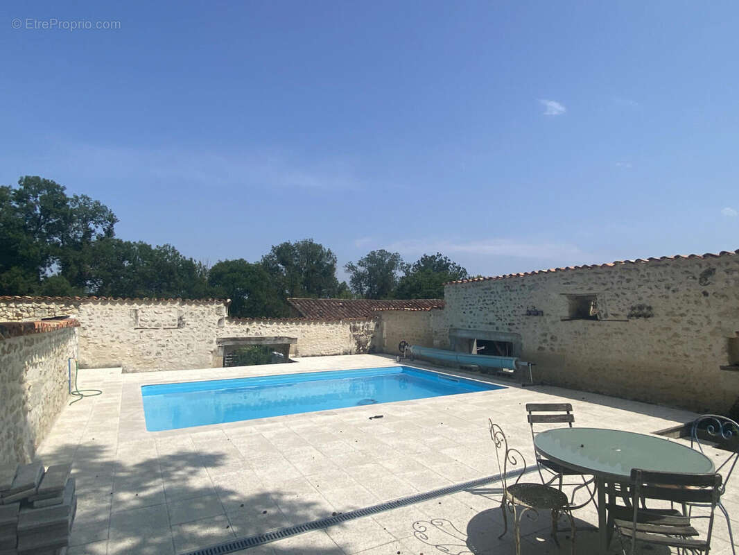 piscine - Maison à AUBETERRE-SUR-DRONNE