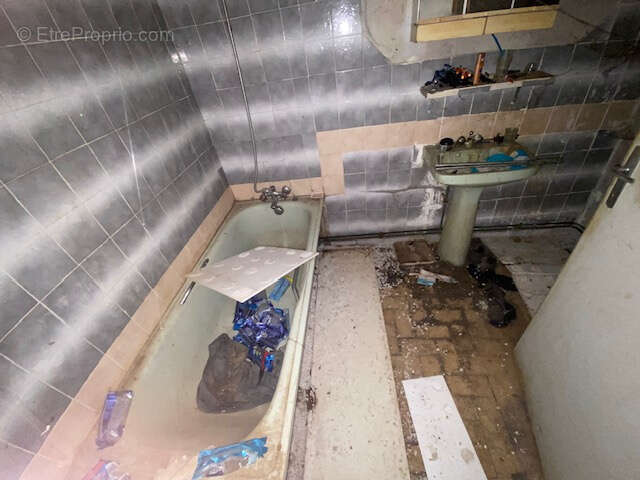 Maison à restaurer avec dépendances sur terrain de 1000 M2 - photo 6