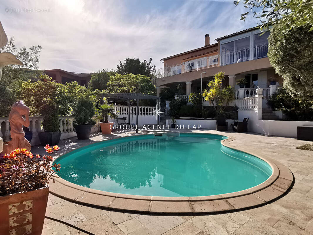 À vendre villa 5 chambres avec vue mer proche centre ville avec piscine et garage double, à saint aygulf - photo 4
