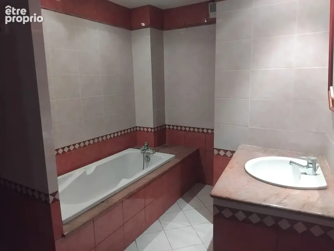 Maison 8 pièce(s) 213 m² avec remise et patio Val de Dagne - photo 11