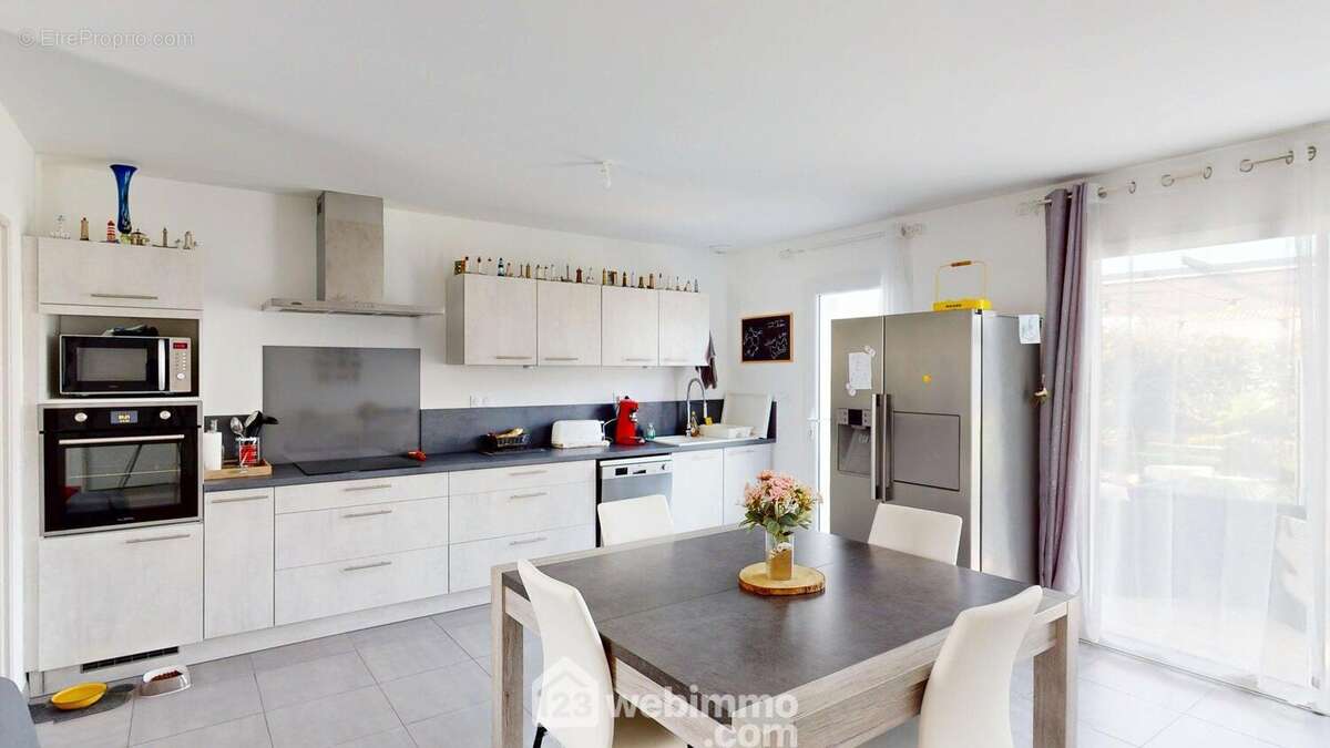 Pièce de vie lumineuse avec cuisine américaine - Maison à SAINT-VINCENT-SUR-JARD