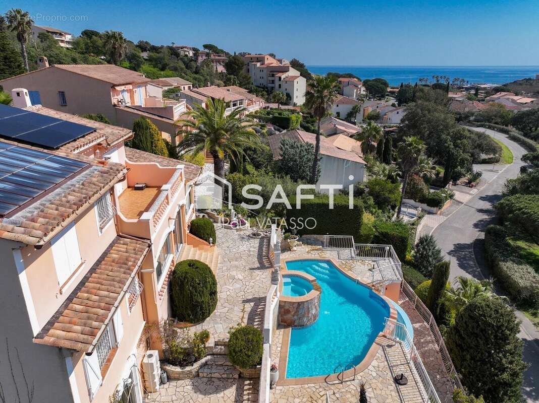 Photo 2 - Maison à ROQUEBRUNE-SUR-ARGENS