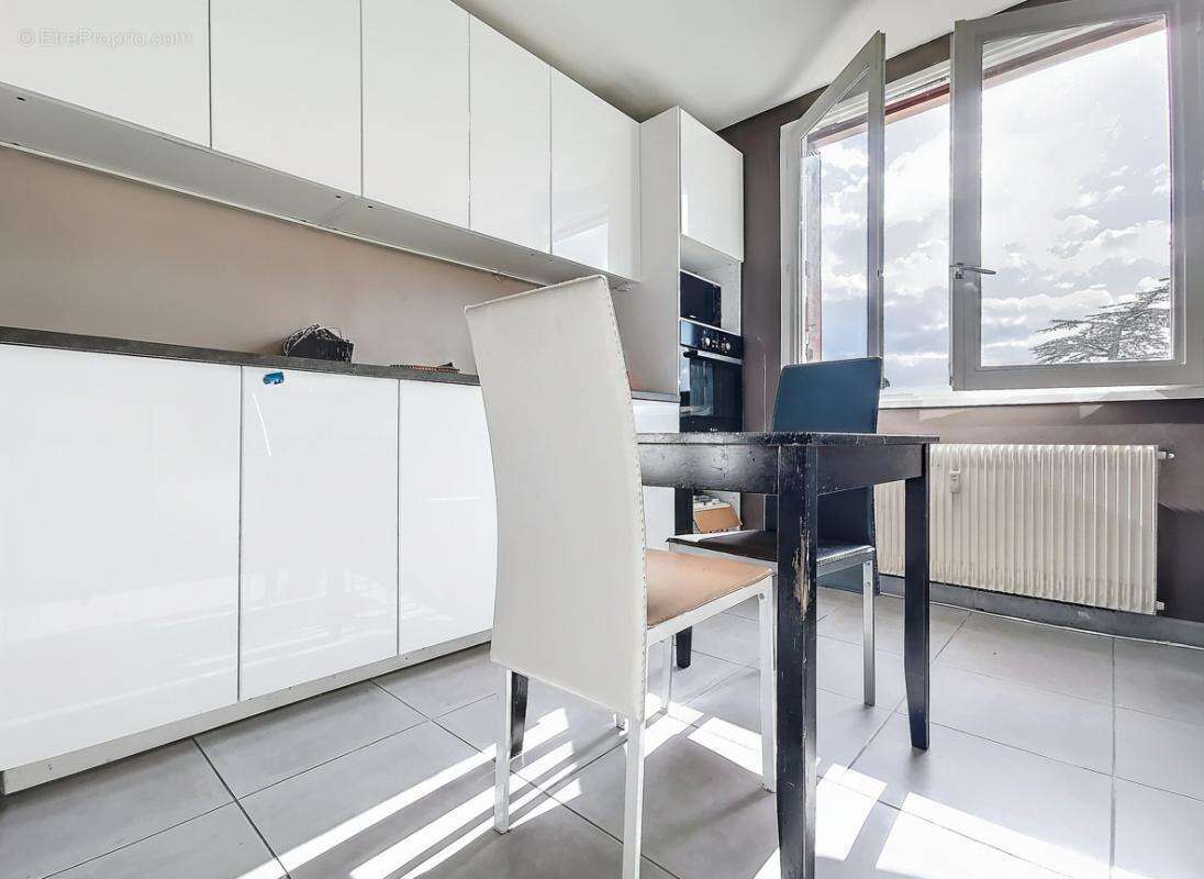 Appartement - 3-4 chambres - Balcon - Cave - Garage - Proche toutes commodités - photo 9
